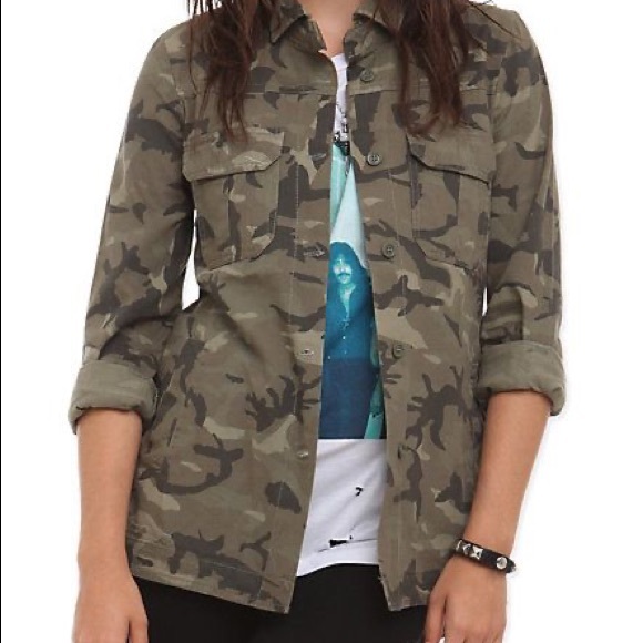Ali & Kris Jackets & Blazers - Ali & Kris Camo Shirt Jacket